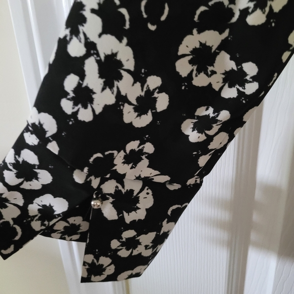 Size 2 - xs -  H&M Floral dress w/  tie belt black white - Picture 7 of 17